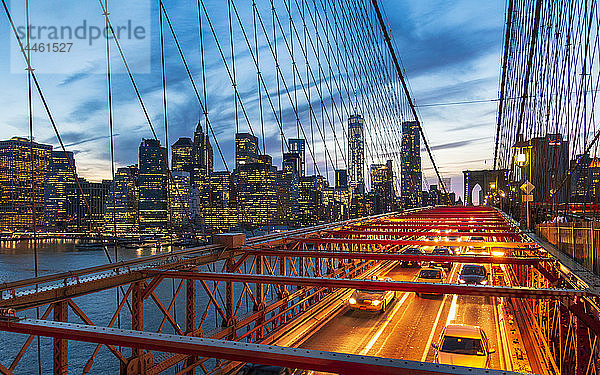 Manhattan Skyline von der Brooklyn Bridge bei Nacht  New York  Vereinigte Staaten von Amerika  Nordamerika