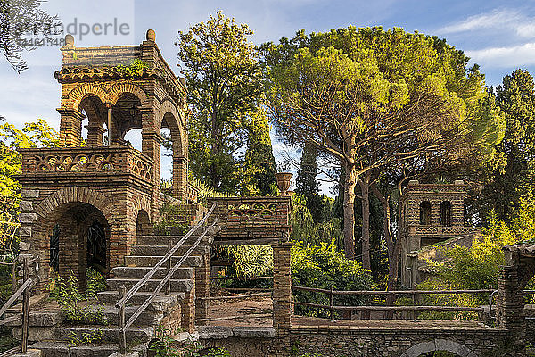 Eine der so genannten 'Victorian Follies' im öffentlichen Garten Parco Duca di Cesaro  Taormina  Sizilien  Italien