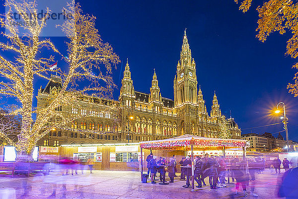 Rathaus und Weihnachtsmarkt bei Nacht auf dem Rathausplatz  Wien  Österreich