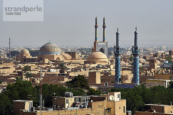 Freitagsmoschee und Stadtbild mit Badgirs (Windtürmen)  Yazd  Provinz Yazd  Iran  Naher Osten