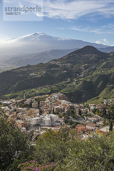 Blick von der Kirche Madonna della Rocca über Taormina und auf den Ätna  Taormina  Sizilien  Italien