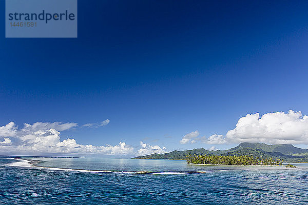 Beim Anflug auf Raiatea durch einen Riffbruch im Atoll  Gesellschaftsinseln  Französisch-Polynesien  Südpazifik