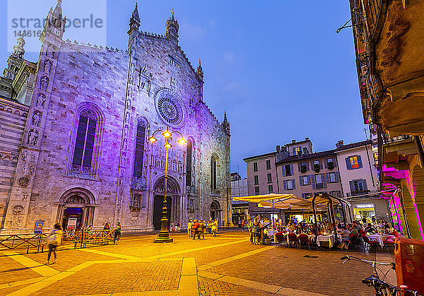Blick auf den Dom und die Restaurants auf der Piazza del Duomo in der Abenddämmerung  Como  Provinz Como  Comer See  Lombardei  Italien
