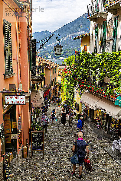 Blick auf Geschäfte in einer gepflasterten Straße in Bellagio  Provinz Como  Comer See  Lombardei  Italienische Seen  Italien