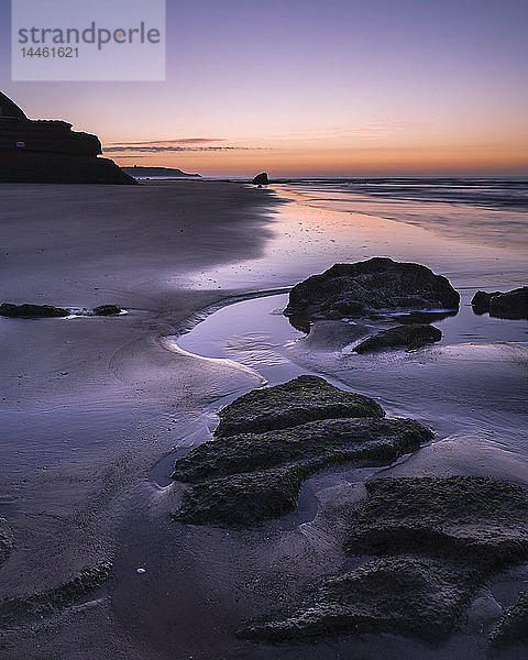 Morgendämmerung mit Wolken am Strand von Orcombe Point  dem westlichen Ende der Jurassic Coast  UNESCO-Weltkulturerbe  Exmouth  Devon  England  Vereinigtes Königreich