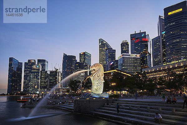 Merlion  Wahrzeichen der Stadt  Marina Bay  Stadtzentrum  Finanzviertel mit seiner Skyline  Singapur  Südostasien