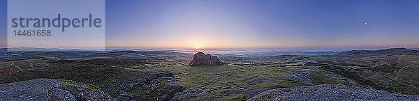 Panoramablick auf den Dartmoor-Nationalpark und den Nebel im Teign-Tal vom Gipfel des Haytor aus gesehen  Bovey Tracey  Devon  England  Vereinigtes Königreich