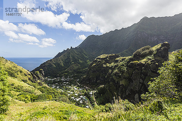 Blick auf die Stadt Hanavave  Fatu Hiva  Marquesas  Französisch Polynesien  Südpazifik