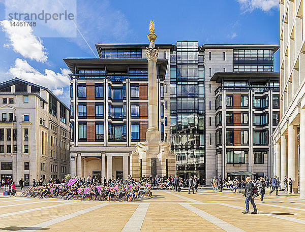 Paternoster Square in der City of London  London  Vereinigtes Königreich