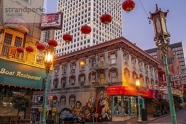 Blick auf Laternen auf der Straße in Chinatown  San Francisco  Kalifornien  Vereinigte Staaten von Amerika  Nordamerika
