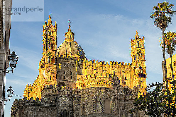 Die Kathedrale von Palermo (UNESCO-Weltkulturerbe) im ersten Sonnenlicht  Palermo  Sizilien  Italien
