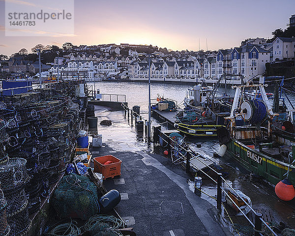 Flut in der Morgendämmerung im Hafen des Fischereihafens von Brixham  Devon  England  Vereinigtes Königreich