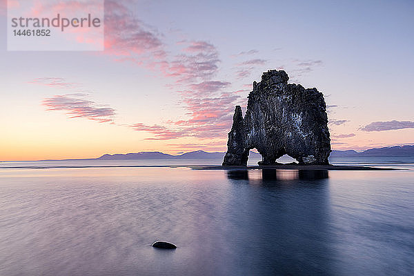 Hvtserkur  ein drachenförmiger Felsen in Nordwestisland bei Sonnenuntergang  um Mitternacht im Sommer  Island  Polarregionen