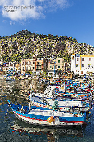 Bunte Boote vor Anker im Hafen von Mondello mit Blick auf den Monte Gallo im Hintergrund  Palermo  Sizilien  Italien