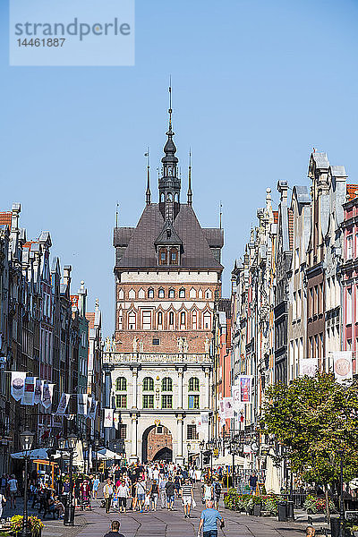 Hansehäuser in der Fußgängerzone mit dem Haupttor von Danzig. Polen