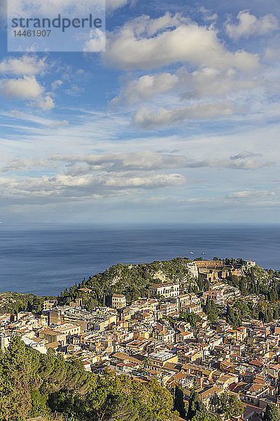 Blick von der Kirche Madonna della Rocca hinunter auf das Stadtzentrum  Taormina  Sizilien  Italien