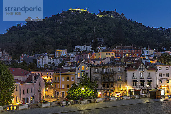 Altstadt von Sintra mit Blick auf die maurische Burg auf den umliegenden Hügeln in der Abenddämmerung  Sintra  Portugal