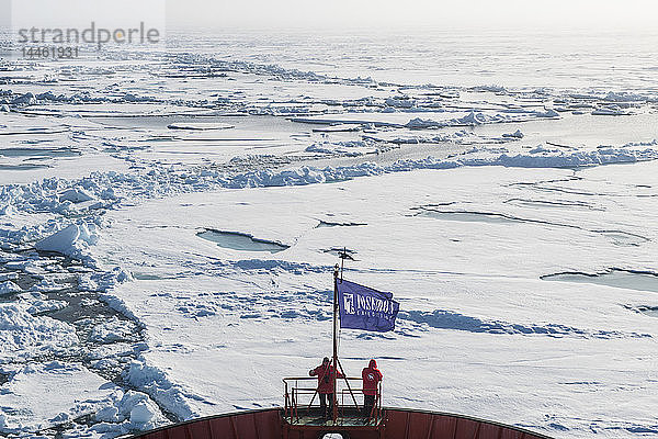 Menschen genießen das brechende Eis an Bord eines Eisbrechers  Nordpol  Arktis