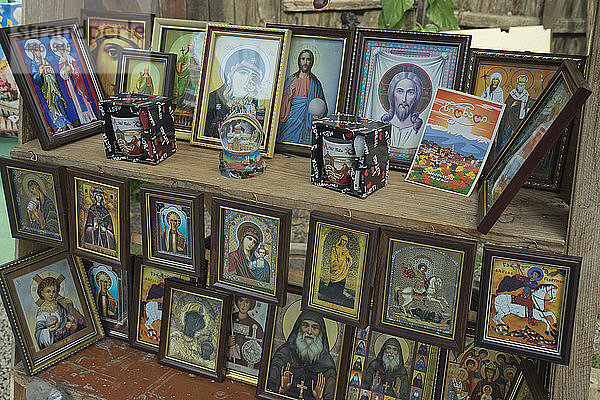 Ikonen zum Verkauf vor dem christlich-orthodoxen Kloster Bodbe bei Signagi  Georgien  Zentralasien