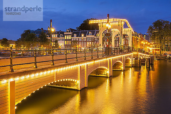 Beleuchtete Magere brug (Dünne Brücke) bei Nacht über den Fluss Amstel  Amsterdam  Nordholland  Niederlande