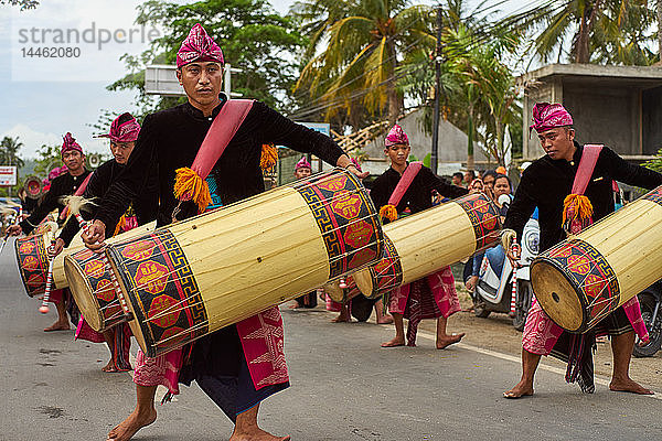 Trommler führen eine traditionelle Sasak-Hochzeitsprozession an  Lombok  Indonesien  Südostasien
