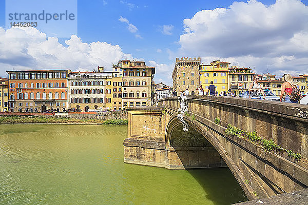 Brücke Santa Trinita über den Fluss Arno  Florenz  Toskana  Italien