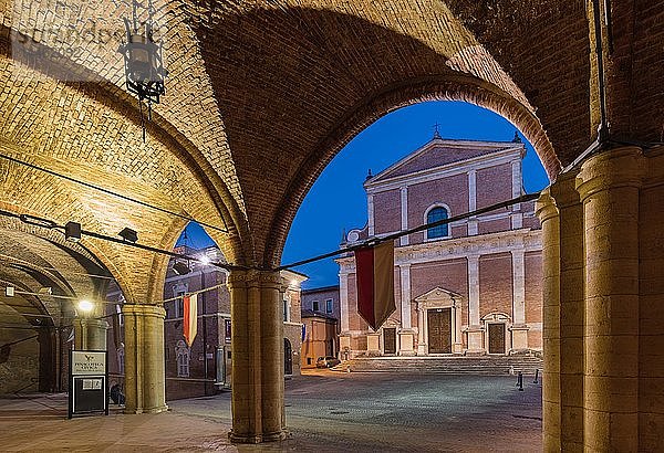 Piazza Papa Giovanni Paolo II und Cattedrale di San Venanzio  Fabriano  Ancona  Marken  Italien