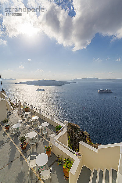 Blick auf das Restaurant Fira und das Kreuzfahrtschiff  Firostefani  Santorin (Thira)  Kykladen  Griechische Inseln  Griechenland