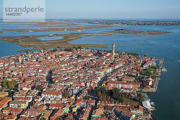 Blick auf die Insel Burano aus dem Hubschrauber  Lagune von Venedig  UNESCO-Weltkulturerbe  Venetien  Italien