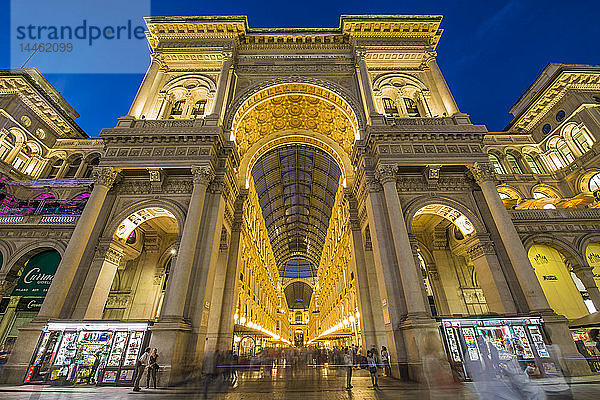 Blick auf die Galleria Vittorio Emanuele II auf der Piazza Del Duomo  beleuchtet in der Abenddämmerung  Mailand  Lombardei  Italien