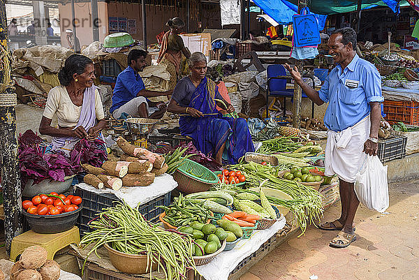 Obst- und Gemüsestand auf dem Conemara-Markt in Kerala  Indien
