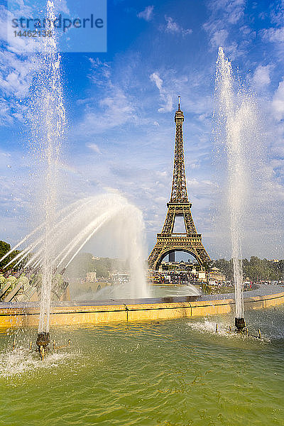 Eiffelturm und Trocadero-Brunnen und Wasserkanonen  Paris  Frankreich