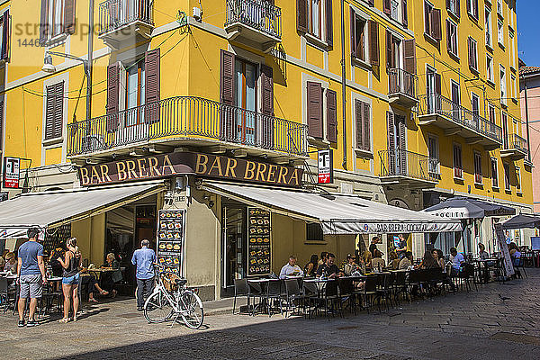 Blick auf eine Bar und bunte Architektur im Stadtteil Brera  Mailand  Lombardei  Italien