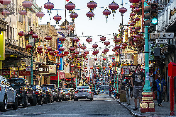 Blick auf Laternen auf der Straße in Chinatown  San Francisco  Kalifornien  Vereinigte Staaten von Amerika  Nordamerika