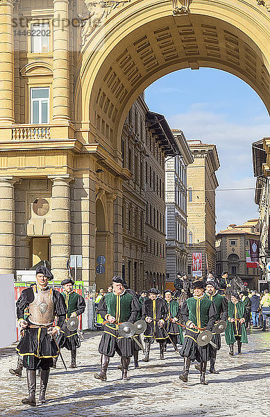 Teilnehmer des Festes Explosion des Wagens (Scoppio del Carro)  die in historischen Kostümen durch Florenz marschieren  Florenz  Toskana  Italien