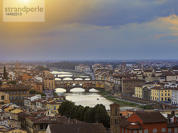 Blick vom Piazzale Michelangelo auf die Stadt und den Fluss Arno  Florenz  Toskana  Italien
