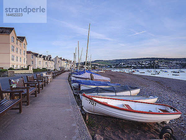 Boote und Bänke aufgereiht entlang des Strandes von Shaldon  Devon  England  Vereinigtes Königreich