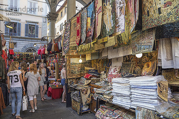 Kunden beim Einkaufen auf dem Mercato Nuovo in Florenz  Toskana  Italien