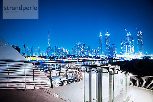 Dubai Downtown Wolkenkratzer bei Nacht von der Tolerance Bridge  Dubai  Vereinigte Arabische Emirate  Naher Osten