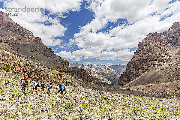 Wanderer auf einem Bergpfad  Fan-Gebirge  Tadschikistan  Zentralasien