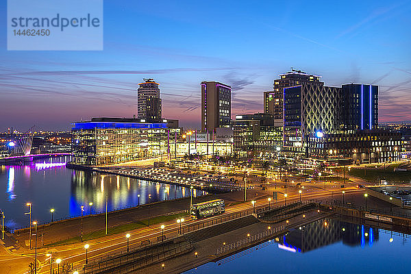 MediaCityUK bei Nacht in Salford Quays  Manchester  England  Vereinigtes Königreich