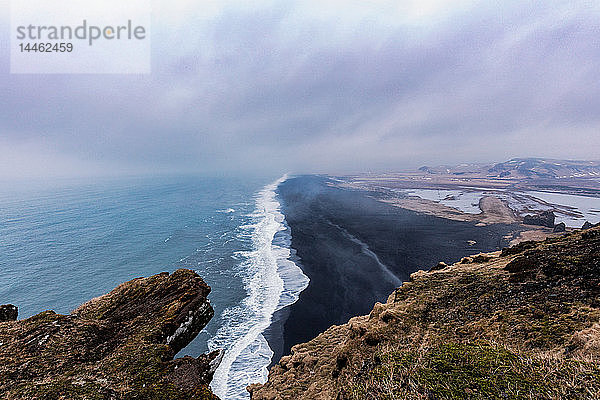 Dyrholaey Lookout  mit einem der atemberaubenden schwarzen Sandstrände darunter  Island  Polarregionen