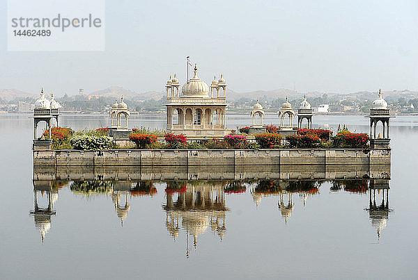 Vijay Raj Rajeshwar-Tempel  der sich im Wasser des Gaibsagar-Sees spiegelt  erbaut 1923  Lord Shiva gewidmet  Dungarpur  Rajasthan  Indien