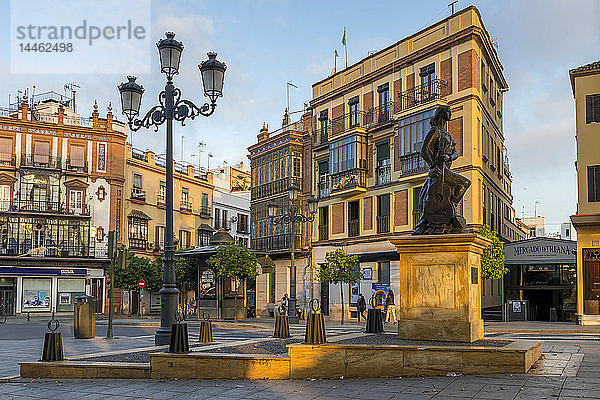 Flamenco-Denkmal Triana al Arte im ersten Sonnenlicht  Stadtviertel Triana  Sevilla  Andalusien  Spanien