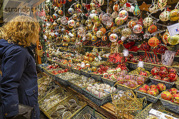 Frau kauft Weihnachtsschmuck auf dem Markt am Rathausplatz  Wien  Österreich