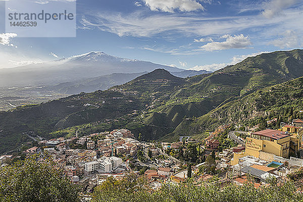 Blick von der Kirche Madonna della Rocca über Taormina und auf den Ätna  Taormina  Sizilien  Italien