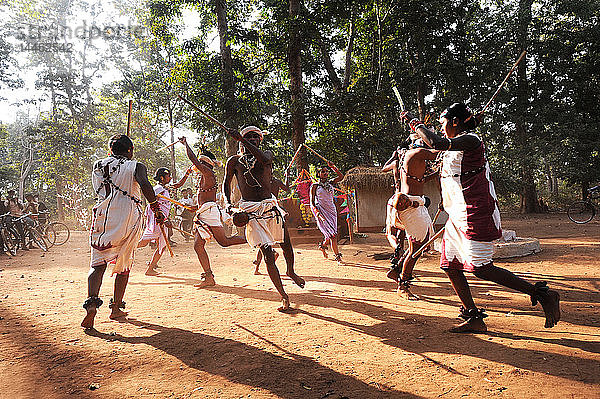 Männer und Frauen vom Stamm der Dhurua führen einen seltenen traditionellen Stammestanz zur Feier des Shivraatri-Festes auf  Gupteswar  Odisha  Indien