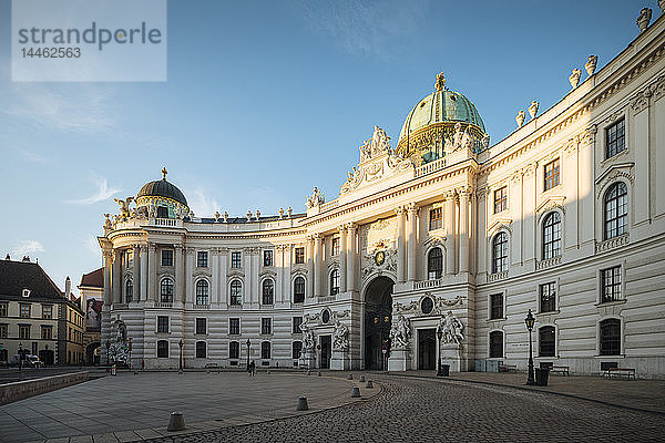 Außenansicht der Hofburg in der Morgendämmerung  UNESCO-Welterbe  Michaelerplatz  Wien  Österreich