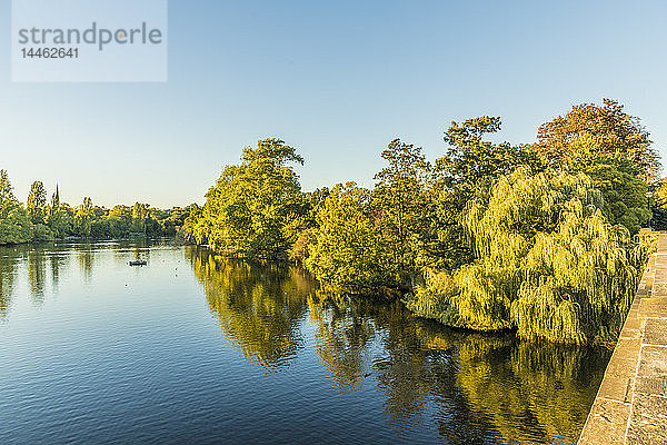 Der Serpentine-See im Hyde Park  London  England  Vereinigtes Königreich