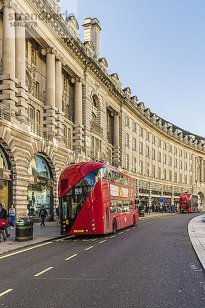 Ein roter Londoner Bus auf der Regent Street  London  England